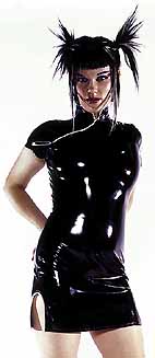 Robe courte asiatique fetichiste en vinyl noir