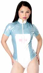 Body d'infirmière dominatrice en vinyl bleu ciel et blanc
